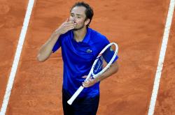 足球直播平台-美国网球队碾压日本网球队，梅德韦杰夫制霸全场的简单介绍