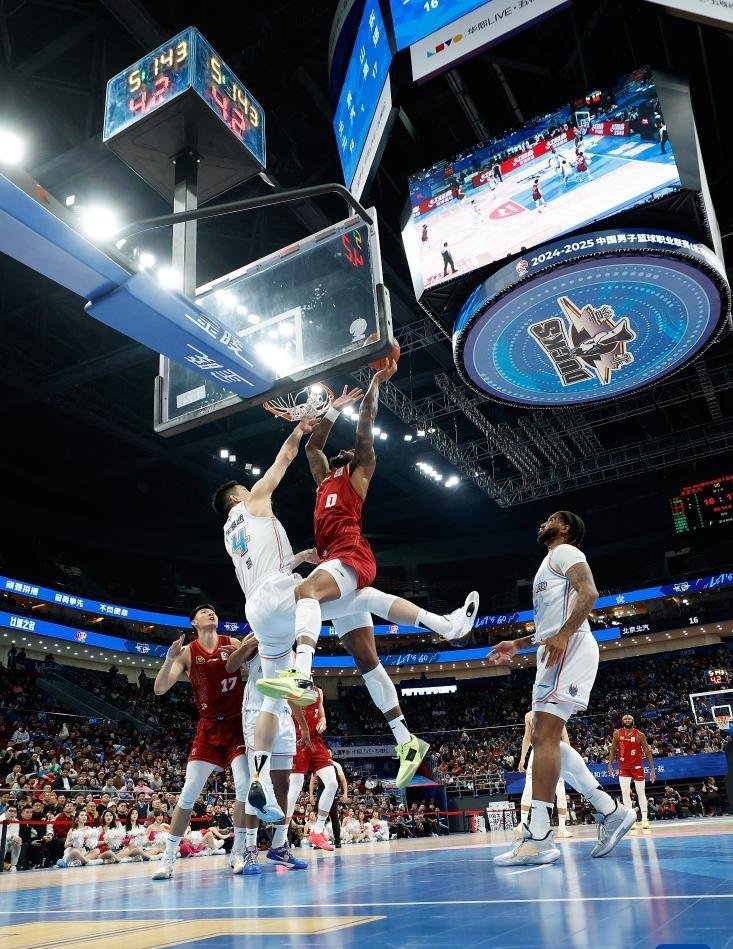 CBA联赛制胜关键在瞬间,球员技战术全力以赴 CBA联赛制胜关键在瞬间,球员技战术全力以赴