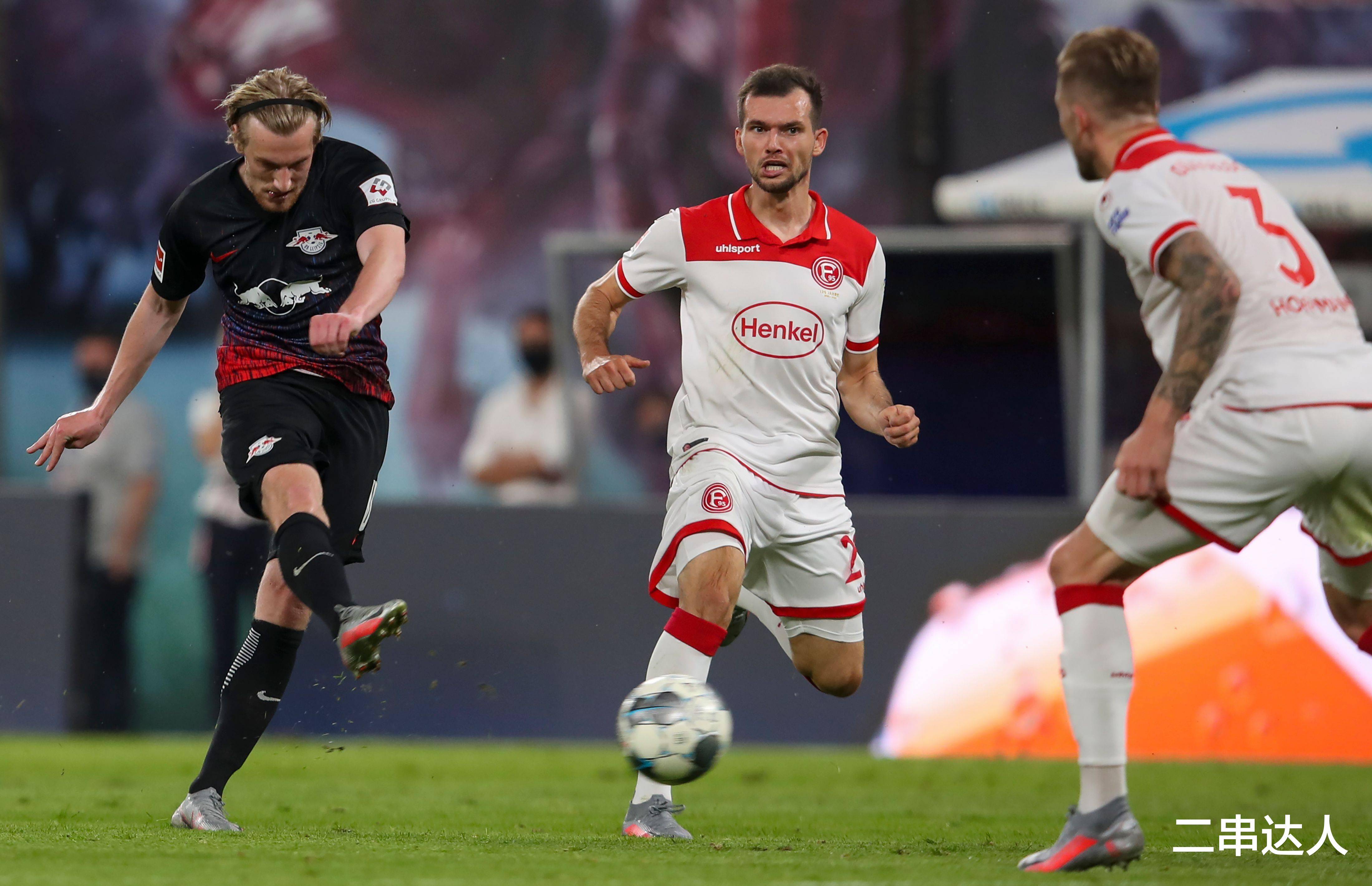 职业足球联赛赛况揭秘,强队弱队实力变化大 职业足球联赛赛况揭秘,强队弱队实力变化大