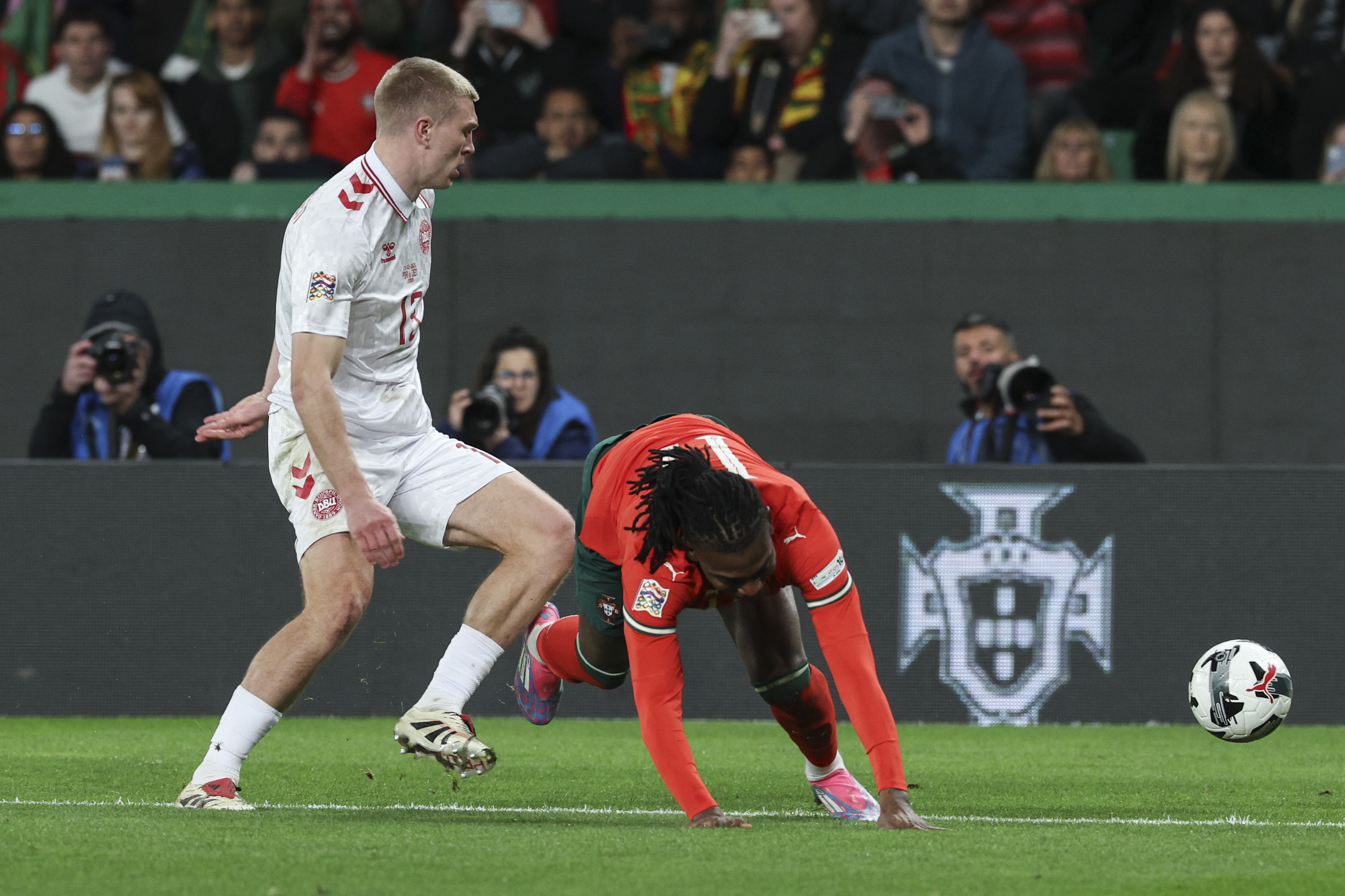 葡萄牙球队艰难晋级,赢得掌声 葡萄牙球队艰难晋级,赢得掌声